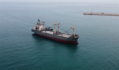 Enerji gemisi karaya oturdu, ekipler iş başında