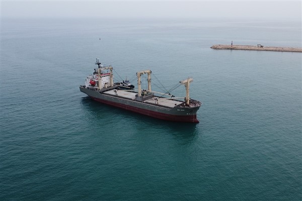 Enerji gemisi karaya oturdu, ekipler iş başında
