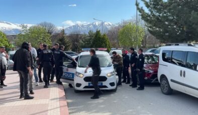 Erzincan İl Sağlık Müdürlüğüne kurusıkı tabancayla giren kişi gözaltına alındı