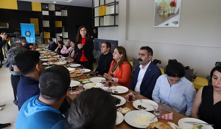Eş Başkanlar, Kürt Gazeteciler Günü programına katıldı