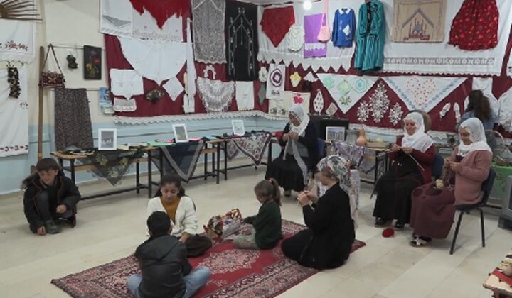 Silvan’da eski eşyalarla donatılan sınıf, öğrenci ve velilere nostalji yaşatıyor