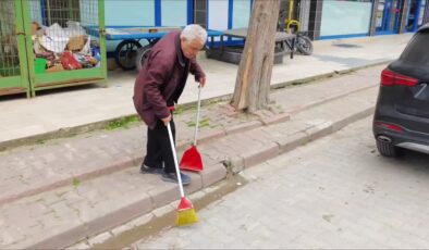 Faik amcanın temizlik tutkusu mahalleye örnek oldu