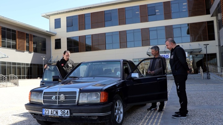 Filistinlilere destek için arabasını bağışladı