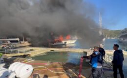 Fethiye’de çıkan yangında 3 tekne alev aldı, müdahale sürüyor