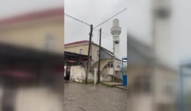 Aydın’da fırtına çatıları uçurdu, cami külahı rüzgarda yıkıldı