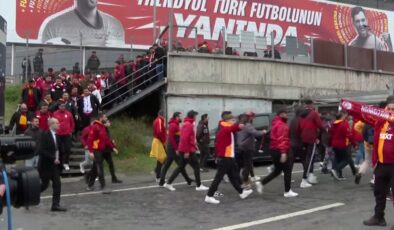 Galatasaray taraftarı derbi için otobüslerle Ülker Stadı’na gitti