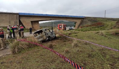 Gaziantep’te feci kaza: 2 ölü, araç alev aldı, 2 kişi yaralı