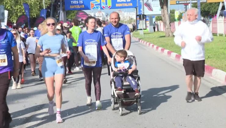 Antalya’da 20. Runtalya Maratonu coşkulu kalabalıkla koşuldu