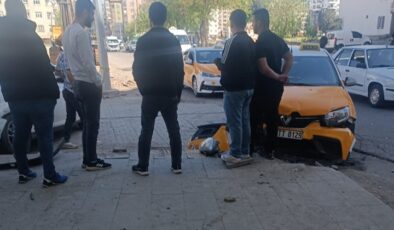 Hatboyu caddesinde maddi hasarlı kaza!