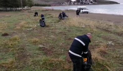 Hazar Gölü kıyısında 7 ton çöp toplandı, çevre temizlendi