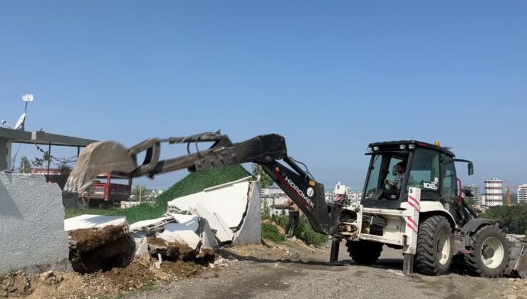 Ruhsatsız inşa edilen tek katlı ev belediyece yıkıldı