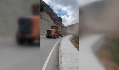 Artvin’de heyelan anı iş makinesi operatörünü böyle kurtardı