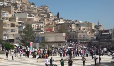 Mardin’de bayram yoğunluğu: Tarihi yapılarda ziyaretçi kuyrukları