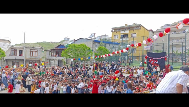 Kulp Atatürk İlkokulunda öğrenciler ve veliler bayramı doyasıya kutladı