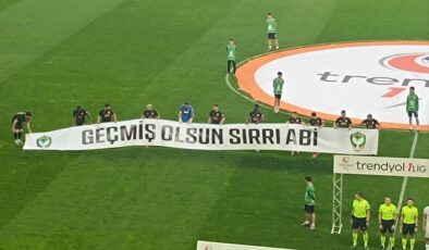 Amedspor’dan Sırrı Süreyya Önder’e Destek: “Geçmiş Olsun Sırrı Abi” Pankartı ile Sahaya Çıktılar