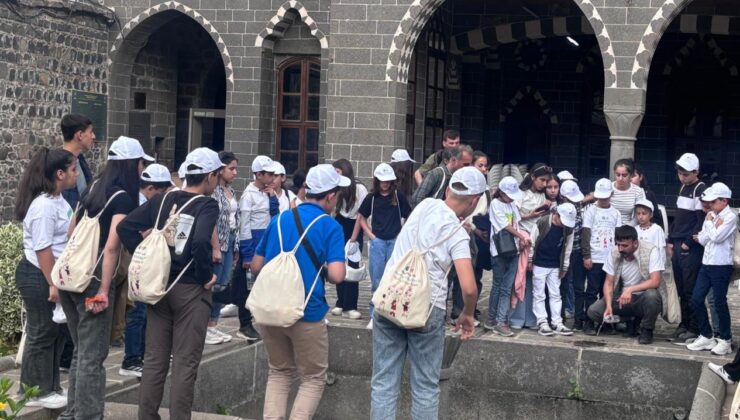 Çocuklar kentin tarihi mekanlarını gezdi