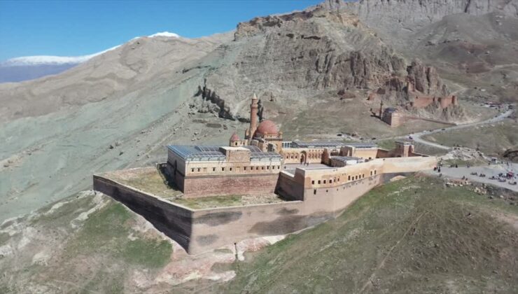 İshak Paşa Sarayı bayramda ziyaretçi akınına uğradı, bölgeye ilgi arttı