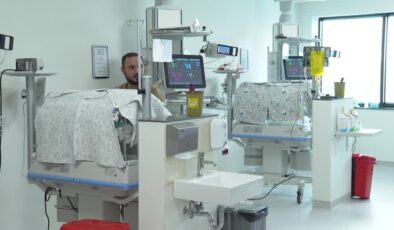 Depremde bebekleri bırakmayan hemşire gönülleri ısıttı