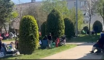 İstanbullular 6,2 büyüklüğündeki depremin ardından sokaklara döküldü