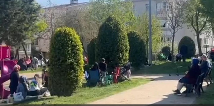 İstanbullular 6,2 büyüklüğündeki depremin ardından sokaklara döküldü