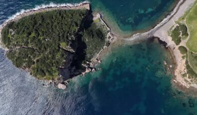 Diz boyu suda yürüyerek ulaşılan Çıfıt Adası doğa ile buluşturuyor