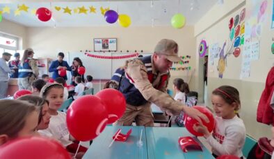 Kulp’ta jandarmadan kırsaldaki çocuklara 23 Nisan sürprizi
