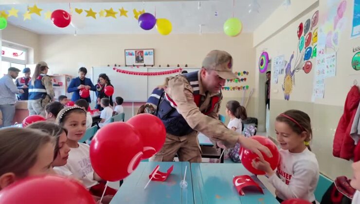 Kulp’ta jandarmadan kırsaldaki çocuklara 23 Nisan sürprizi