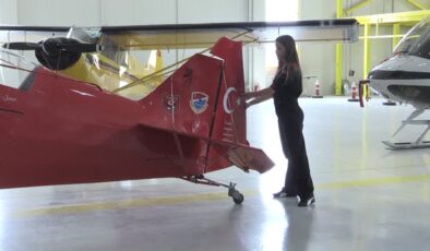 Akrobasi uçuşlarıyla ilham veren kadın pilot