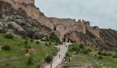 Deprem sonrası yeniden açılan Kahta Kalesi’nde ziyaretçi akını var