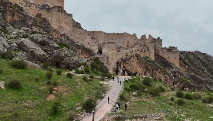 Deprem sonrası yeniden açılan Kahta Kalesi’nde ziyaretçi akını var