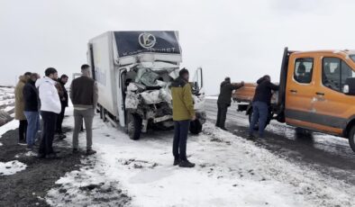 Kars-Ardahan yolunda feci kaza:1 ölü, 2 yaralı