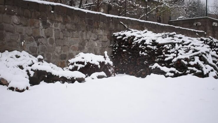 Bitlis’te kar yağışı etkili oldu, sokaklar ve araçlar beyaza büründü
