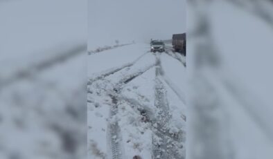 Kars’ta etkili olan kar yağışı araçların yolda kalmasına neden oldu