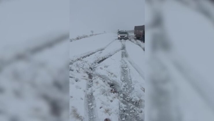 Kars’ta etkili olan kar yağışı araçların yolda kalmasına neden oldu
