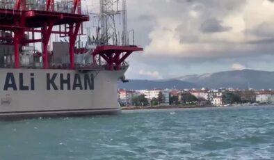 Yalova açıklarında karaya oturan enerji gemisi için kurtarma başladı