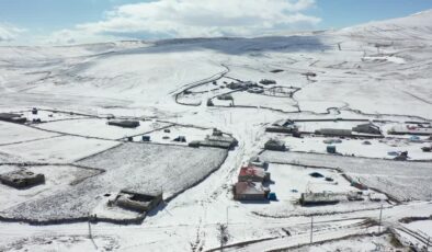 Kars’ta nisan karı doğayı ve köyleri beyaza bürüdü