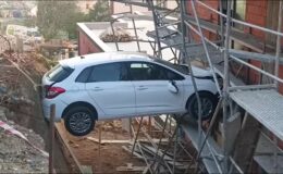 İlginç kaza otomobil inşaat arasında asılı kaldı