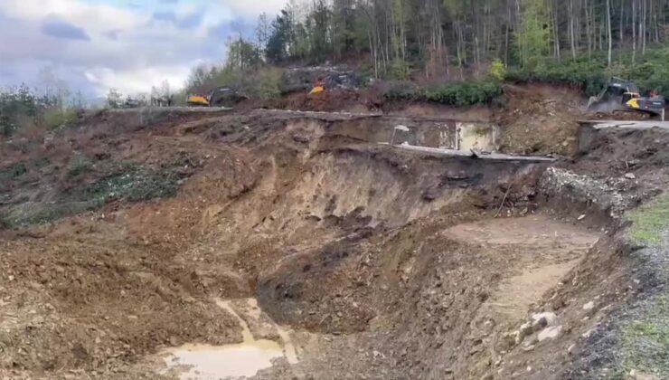 Kastamonu-Çatalzeytin yolu heyelan nedeniyle ulaşıma kapandı