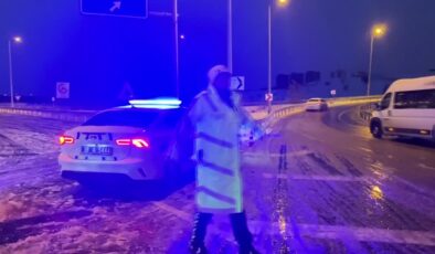 Yoğun kar ve tipi Kayseri-Kahramanmaraş yolunu kapattı