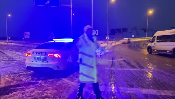 Yoğun kar ve tipi Kayseri-Kahramanmaraş yolunu kapattı
