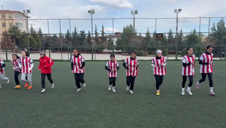 Kilis’in kız futsal takımı, şampiyonluk için gün sayıyor