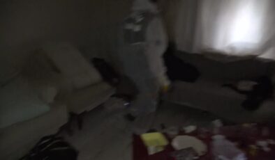 Komşularının haftalardır bilgi alamadığı yaşlı kadın evinde ölü bulundu