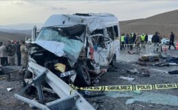 Minibüsle kamyonetin çarpıştığı kazada ölenlerin sayısı 8’e yükseldi