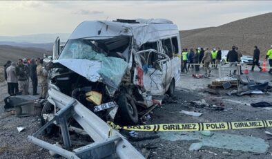 Minibüsle kamyonetin çarpıştığı kazada ölenlerin sayısı 8’e yükseldi