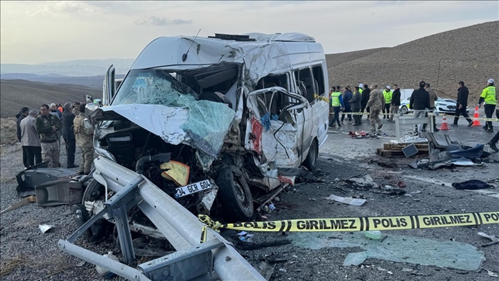 Minibüsle kamyonetin çarpıştığı kazada ölenlerin sayısı 8’e yükseldi