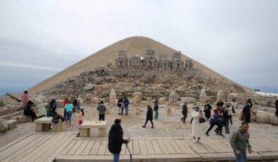 Nemrut Dağı’na bayramda akın: 6 bin kişi güneşi orada karşıladı