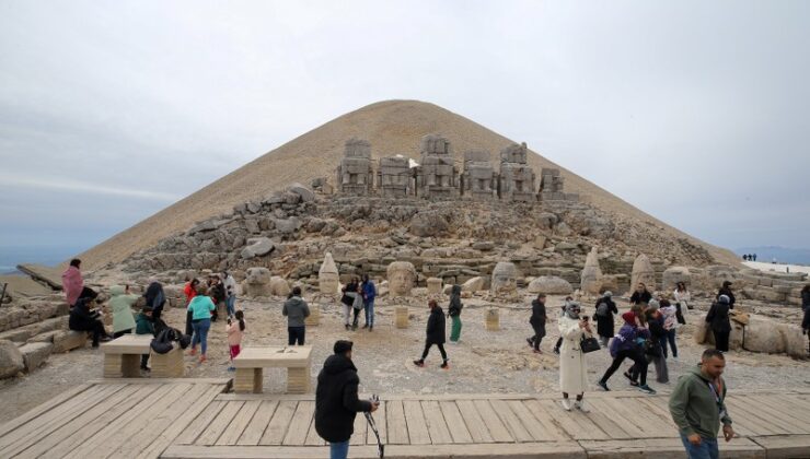 Nemrut Dağı’na bayramda akın: 6 bin kişi güneşi orada karşıladı