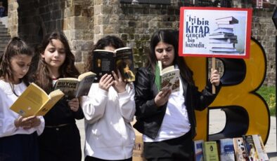Öğrenci ve öğretmenler kitap okuma etkinliği düzenledi