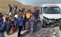 Sivas’ta öğretmenleri taşıyan minibüs kaza yaptı: 15 yaralı