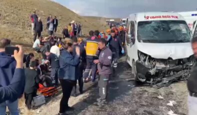 Sivas’ta öğretmenleri taşıyan minibüs kaza yaptı: 15 yaralı
